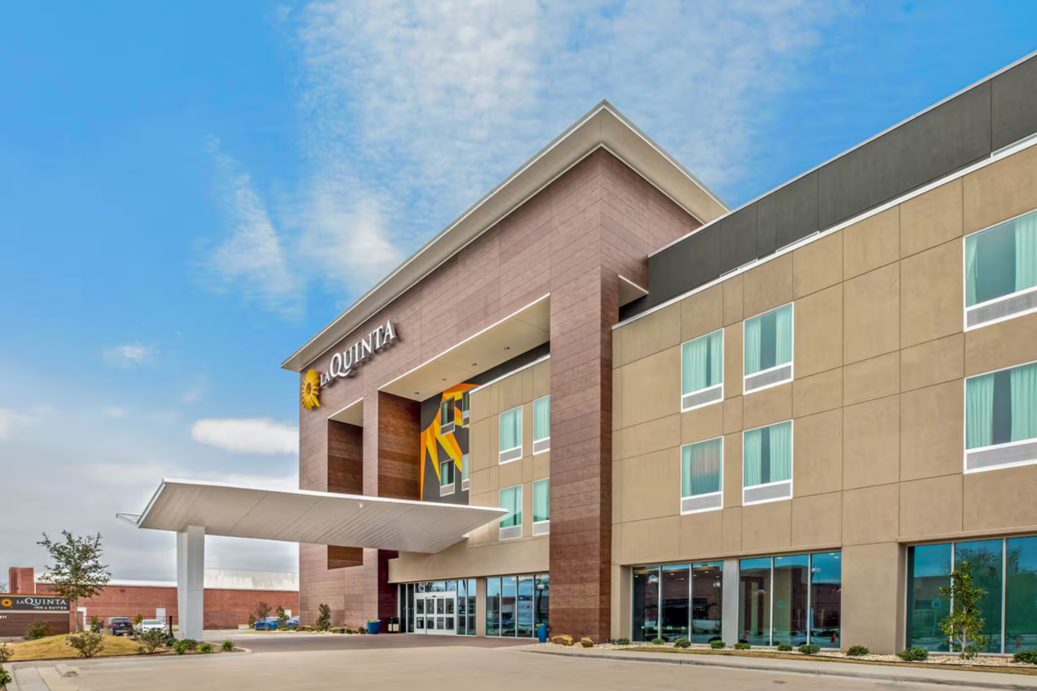 Photo og a La Quinta in Waco, TX. Brown hotel exterior, photo taken from the side