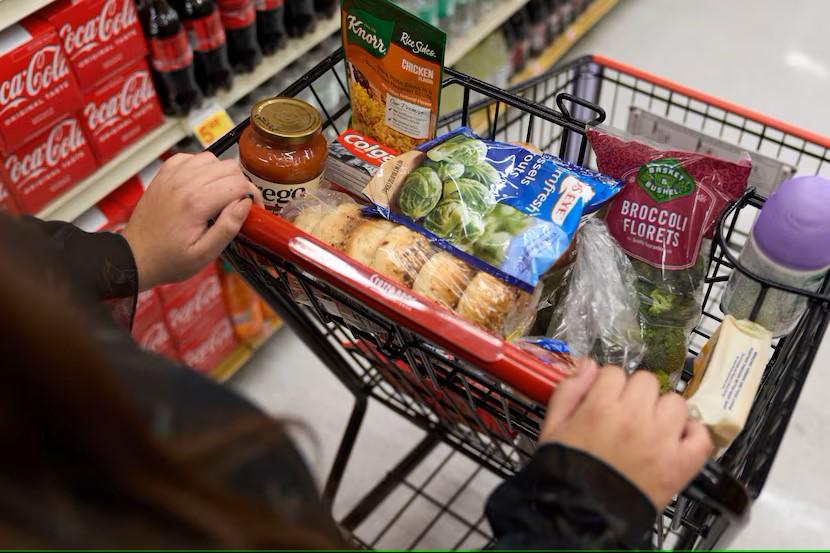 Jaqueline Benitez grocery shopping